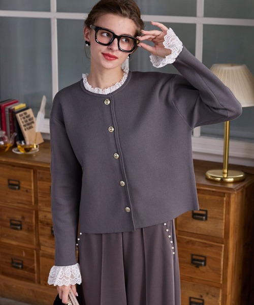 BONLECILL noir(ボンルシールノワール)の「【BONLECILL noir】ゴールボタンレースフリルニットカーディガン(カーディガン/ボレロ・レディース・ブラウン/ブラック/ネイビー/チャコールグレー・FREE)」の2枚目の写真