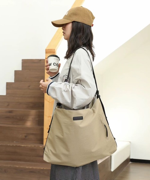 NuNuNa(ヌヌナ)の「【NuNuNa】2WAYベルトデザイン ビックサイズ ショルダーバッグ(ショルダーバッグ・レディース・アイボリー/ブラック・FREE)」の2枚目の写真