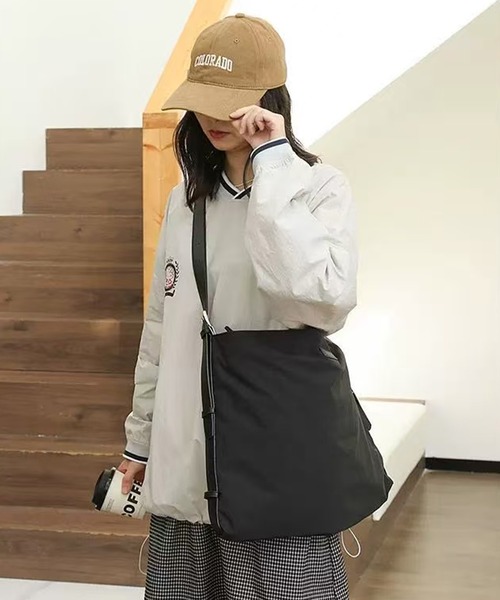 NuNuNa(ヌヌナ)の「【NuNuNa】2WAYベルトデザイン ビックサイズ ショルダーバッグ(ショルダーバッグ・レディース・アイボリー/ブラック・FREE)」の15枚目の写真