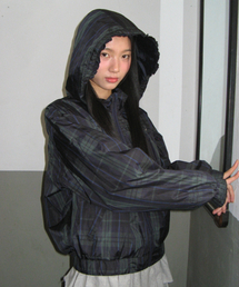 RONRON（ロンロン）の「PENDANT FRILL HOODIE WIND JUMPER NAVY CHECK（ナイロンジャケット）」
