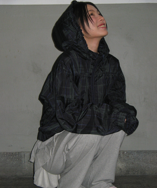 RONRON(ロンロン)の「PENDANT FRILL HOODIE WIND JUMPER NAVY CHECK(ナイロンジャケット・レディース・その他・FREE)」の2枚目の写真