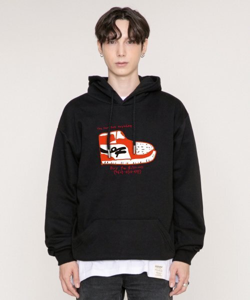 GRAVER（グレーバー）の「[ユニセックス]オエフシューズセンターフードパーカー_ブラック/レッドロゴ（パーカー・レディース・ブラック・SMALL/MEDIUM/LARGE/X-LARGE）」の2枚目の写真