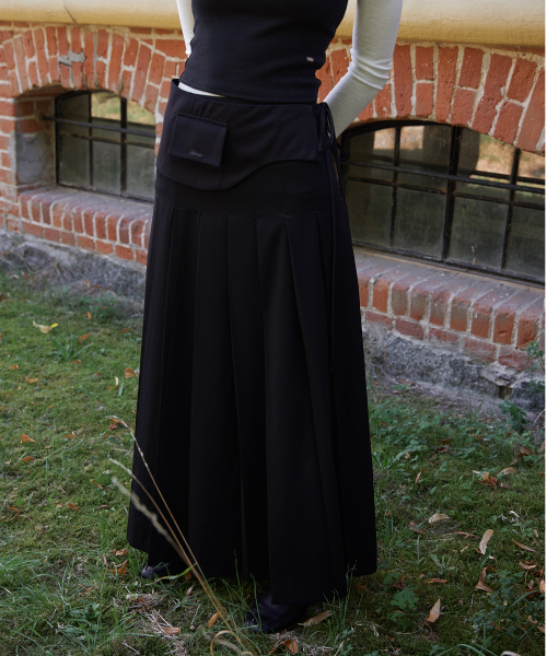 FOLNUA（フォルニュア）の「BELTED PLEATS LONG SKIRT (BLACK)（スカート・レディース・その他・SMALL/MEDIUM）」の2枚目の写真