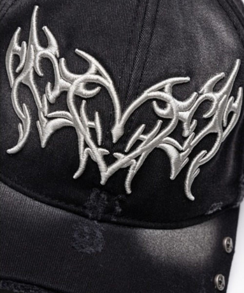 SUPPLIER(サプライヤー)の「A'GEM/9 × .kom 『SUPPLIER/サプライヤー』 Ripped Brim Heart Tribal 6 Panel Cap/リップド ブリム ハート トライバル 6 パネル キャップ(キャップ・メンズ・ブラック・FREE)」の3枚目の写真