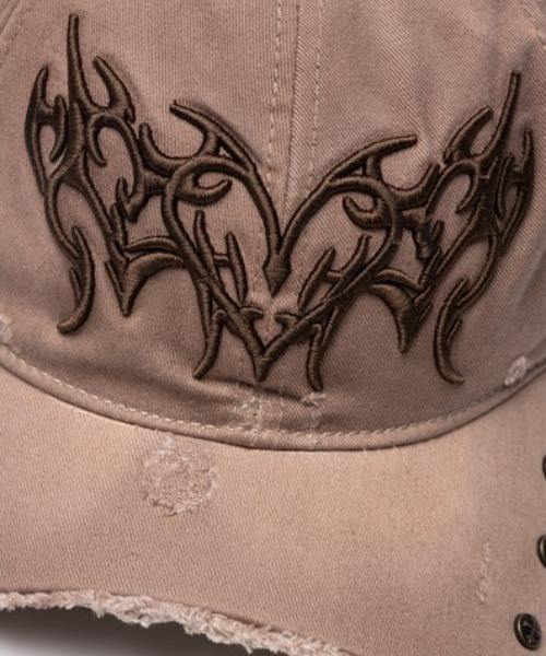 SUPPLIER(サプライヤー)の「A'GEM/9 × .kom 『SUPPLIER/サプライヤー』 Ripped Brim Heart Tribal 6 Panel Cap/リップド ブリム ハート トライバル 6 パネル キャップ(キャップ・メンズ・ブラック・FREE)」の10枚目の写真