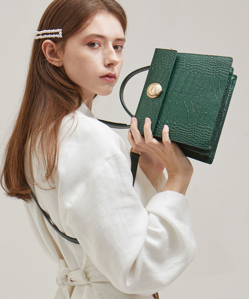 ANODDS(アンオズ)の「LAZEL MINI CROC shoulder bag 2 color(ショルダーバッグ・レディース・ネイビー/グリーン・FREE)」の3枚目の写真