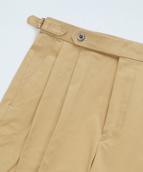 BELLIEF(ベリーフ)の「Cotton adjust Double Pleats relaxed Chino Pants (Beige)(その他パンツ・メンズ・その他・MEDIUM/LARGE/X-LARGE)」の2枚目の写真