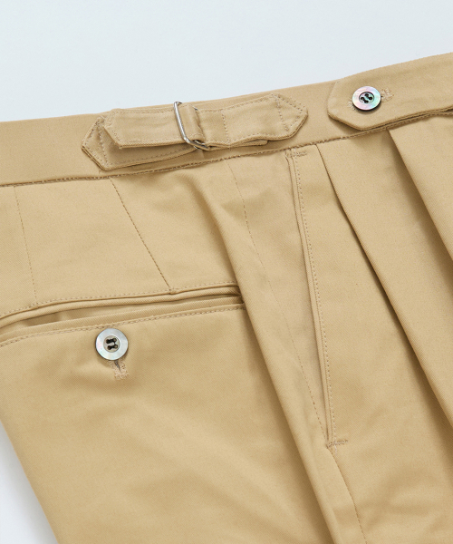 BELLIEF(ベリーフ)の「Cotton adjust Double Pleats relaxed Chino Pants (Beige)(その他パンツ・メンズ・その他・MEDIUM/LARGE/X-LARGE)」の3枚目の写真