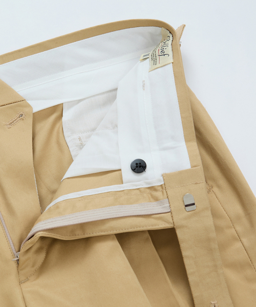 BELLIEF(ベリーフ)の「Cotton adjust Double Pleats relaxed Chino Pants (Beige)(その他パンツ・メンズ・その他・MEDIUM/LARGE/X-LARGE)」の4枚目の写真