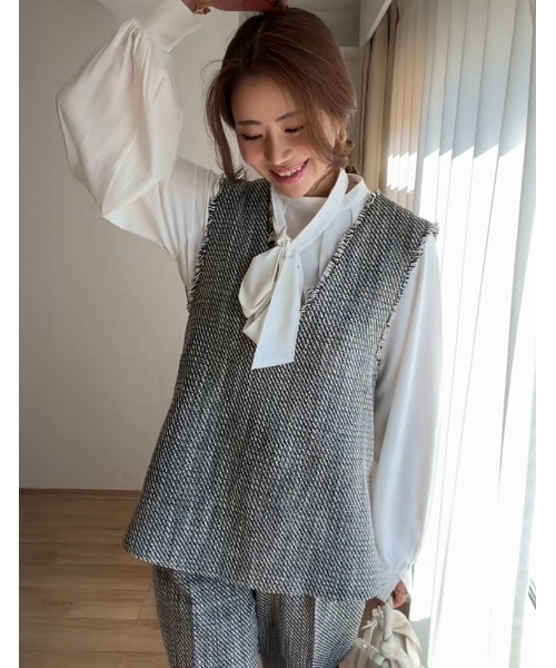 Re:EDIT（リエディ）の「[大きいサイズ有]モノトーンツイードVネックベスト（ベスト・レディース・ブラック/アイボリー・MEDIUM/LARGE/X-LARGE）」の2枚目の写真