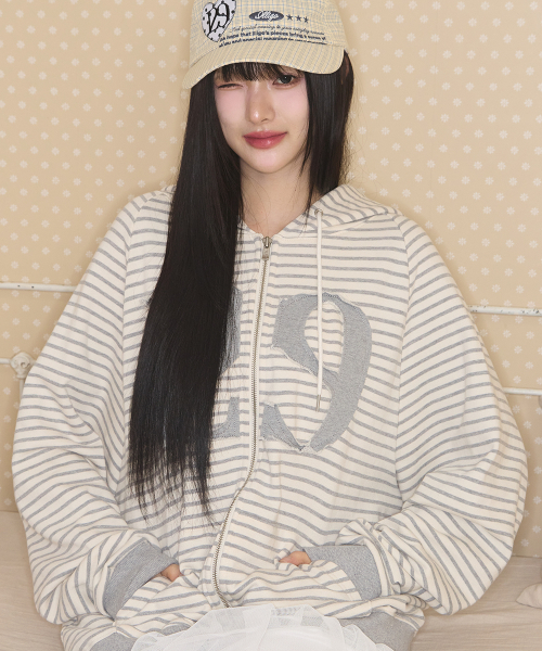 ILLIGO（イリゴ）の「129 ロゴパッチ フードパーカー ジップアップ ストライプ アイボリー（パーカー・レディース・その他・SMALL/MEDIUM/LARGE）」の2枚目の写真