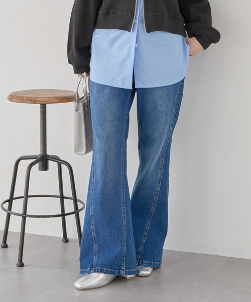 earth music&ecology（アースミュージックアンドエコロジー）の「【2026SS】切り替えフレアデニムパンツ（デニムパンツ・レディース・ライトインディゴブルー/インディゴブルー・S/M）」の2枚目の写真