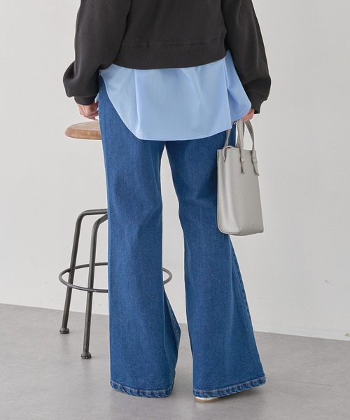 earth music&ecology（アースミュージックアンドエコロジー）の「【2026SS】切り替えフレアデニムパンツ（デニムパンツ・レディース・ライトインディゴブルー/インディゴブルー・S/M）」の4枚目の写真
