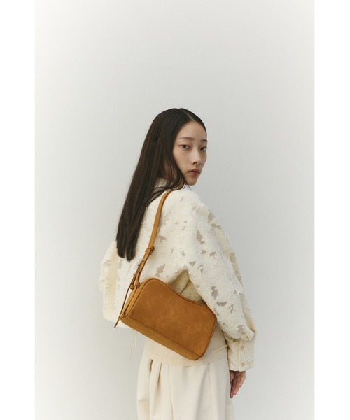 STYLEMIXER（スタイルミキサー）の「【大人気】Wストラップカーブバッグ（ショルダーバッグ・レディース・キャメル/ブラック/ブラウン/アイボリー・FREE）」の7枚目の写真