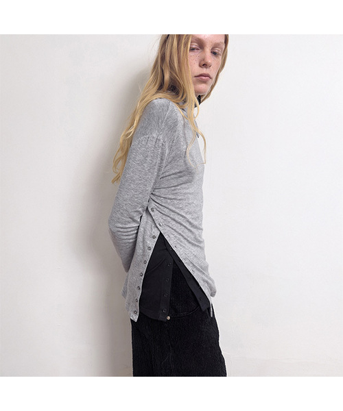 DIAGONAL(ダイアゴナル)の「DIAGONAL BUTTON SLIT TOP (3color)(Tシャツ/カットソー・レディース・ブラック/ライトグレー/レッド・FREE)」の2枚目の写真