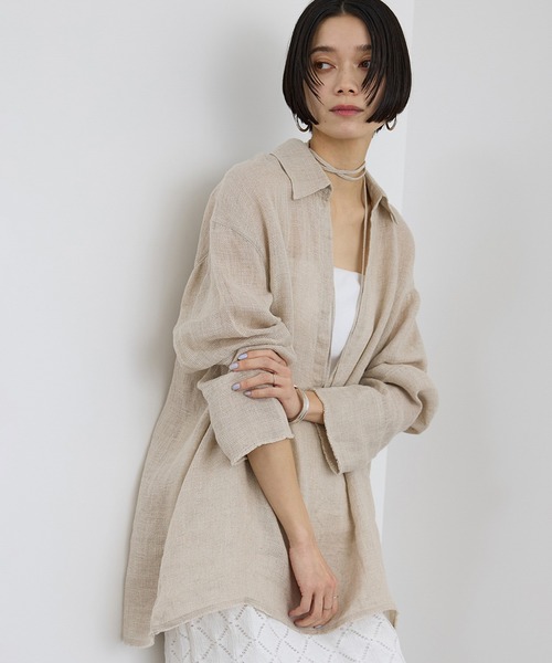 SALON adam et rope'(サロン アダム エ ロペ)の「リネンカラミスキッパーシャツ / イージーケア(シャツ/ブラウス・レディース・オフホワイト/ベージュ・FREE)」の4枚目の写真