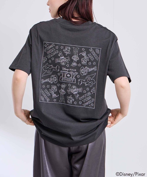 Mac-House(マックハウス)の「【PEANUTS/ TOY STORY / TOM & JERRY】キャラクター 線画 ワンポイント刺繍 バックデザイン クルーネック 半袖Tシャツ(Tシャツ/カットソー・メンズ・ブルーグリーン/オフホワイト/スミクロ/オートミール・S/M/L/XL)」の2枚目の写真