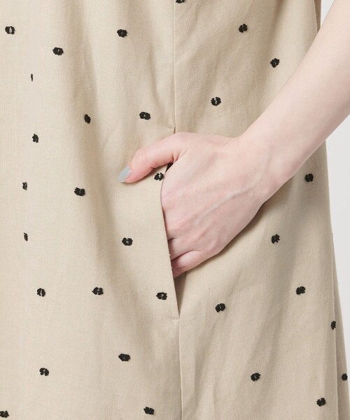 BEAUTY&YOUTH UNITED ARROWS(ビューティーアンドユースユナイテッドアローズ)の「麻ブレンド ドット キャミワンピース(ワンピース・レディース・ブラック/ナチュラル・M/S/XS)」の8枚目の写真