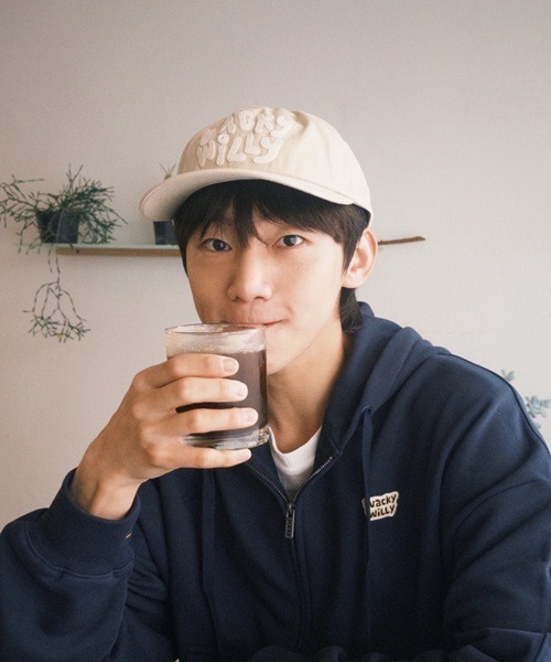 Wacky WiLLy(ワッキーウィリー)の「LOGO APPLIQUE HALF FLAT CAP(キャップ・メンズ・ブラック/ベージュ/ピンク・FREE)」の1枚目の写真