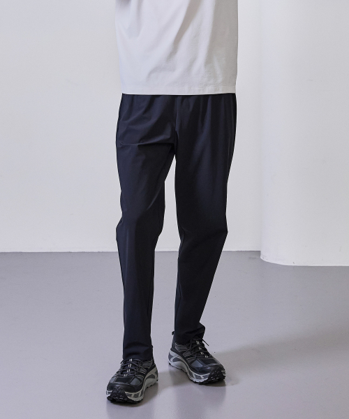 BASIC HOUSE(ベーシックハウス)の「スーパー ストレッチ スパン バンディング ストレート パンツ_ブラック(スウェットパンツ・メンズ・ブラック・28inch/30inch/32inch/34inch/36inch)」の1枚目の写真