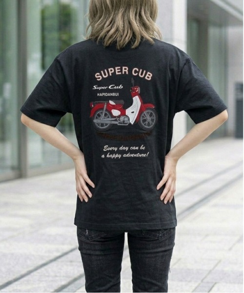 ALWAYS GOOD TIME（オルウェイズグッドタイム）の「【HONDA/ホンダ×Sanrio/サンリオ】HONDA×はぴだんぶい　コラボサガラ刺繍半袖Tシャツ/ユニセックス（Tシャツ/カットソー・メンズ・スミクロ/サックスブルー/ブラック/オフホワイト・LARGE/MEDIUM）」の2枚目の写真