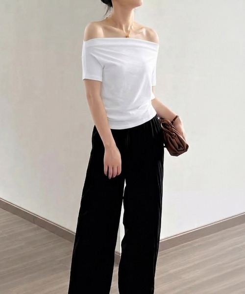 by LEGNA(バイレグナ)の「オフショルダー半袖トップス(Tシャツ/カットソー・レディース・ブラック/ホワイト・MEDIUM/LARGE)」の6枚目の写真