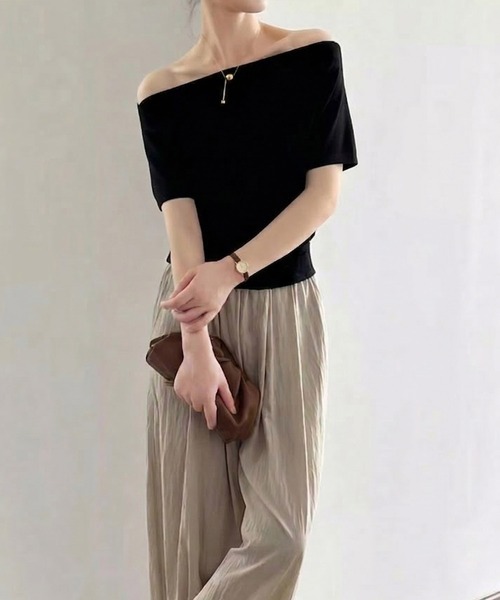 by LEGNA(バイレグナ)の「オフショルダー半袖トップス(Tシャツ/カットソー・レディース・ブラック/ホワイト・MEDIUM/LARGE)」の9枚目の写真
