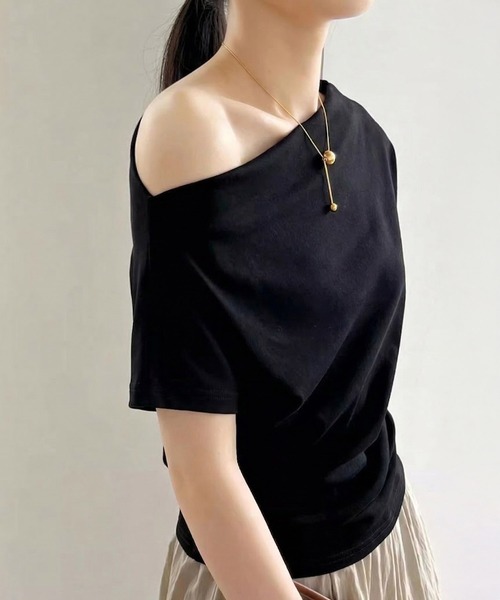 by LEGNA(バイレグナ)の「オフショルダー半袖トップス(Tシャツ/カットソー・レディース・ブラック/ホワイト・MEDIUM/LARGE)」の3枚目の写真