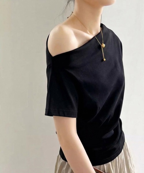 by LEGNA(バイレグナ)の「オフショルダー半袖トップス(Tシャツ/カットソー・レディース・ブラック/ホワイト・MEDIUM/LARGE)」の4枚目の写真