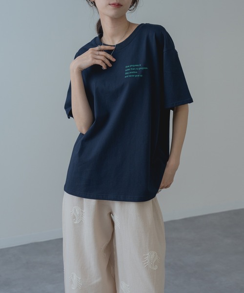 refinedworks(リファインドワークス)の「【refinedworks】ロゴ が目を惹く大人の 半袖 Tシャツ(Tシャツ/カットソー・レディース・ネイビー/ホワイト/ブラウン・FREE)」の3枚目の写真