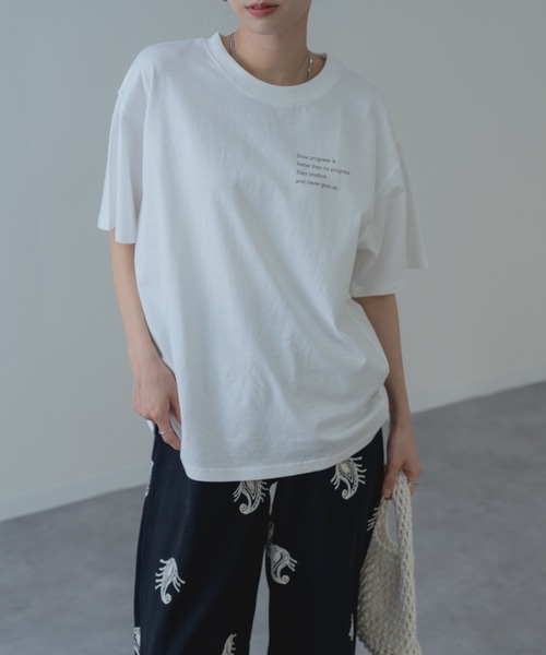 refinedworks(リファインドワークス)の「【refinedworks】ロゴ が目を惹く大人の 半袖 Tシャツ(Tシャツ/カットソー・レディース・ネイビー/ホワイト/ブラウン・FREE)」の4枚目の写真