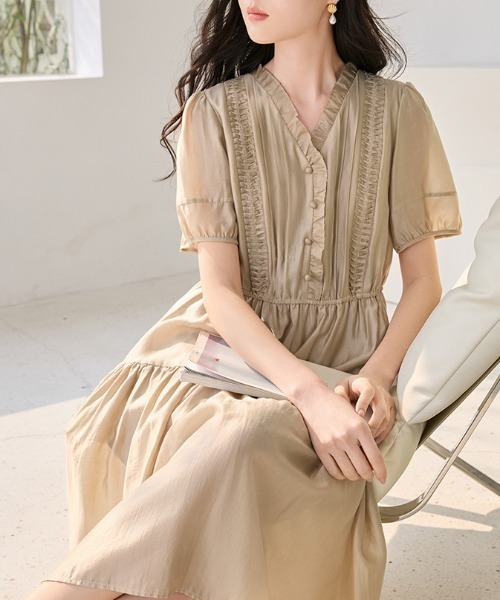 AMAJI(アマジ)の「Vネック パフスリーブ フリル ウエストシェイプ ワンピース(ワンピース・レディース・ベージュ・X-LARGE/LARGE/MEDIUM/SMALL)」の2枚目の写真