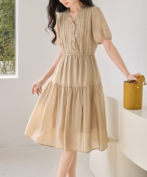 AMAJI(アマジ)の「Vネック パフスリーブ フリル ウエストシェイプ ワンピース(ワンピース・レディース・ベージュ・X-LARGE/LARGE/MEDIUM/SMALL)」の3枚目の写真