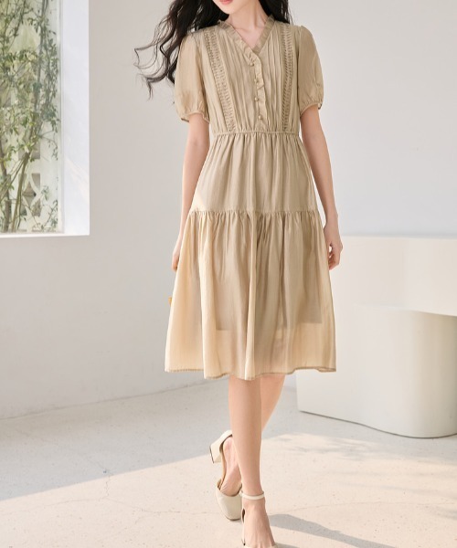 AMAJI(アマジ)の「Vネック パフスリーブ フリル ウエストシェイプ ワンピース(ワンピース・レディース・ベージュ・X-LARGE/LARGE/MEDIUM/SMALL)」の4枚目の写真