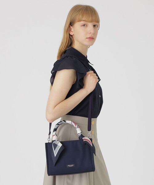 BLUE LABEL CRESTBRIDGE(ブルーレーベルクレストブリッジ)の「スカーフスクエアミニトート(ショルダーバッグ・レディース・ブラック/ネイビー・FREE)」の9枚目の写真