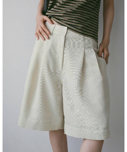 anuke（アンヌーク）の「Tuck Half Pants 62610716（その他パンツ・メンズ・オフホワイト/ネイビー・38/36）」の2枚目の写真