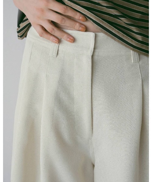 anuke（アンヌーク）の「Tuck Half Pants 62610716（その他パンツ・メンズ・オフホワイト/ネイビー・38/36）」の7枚目の写真