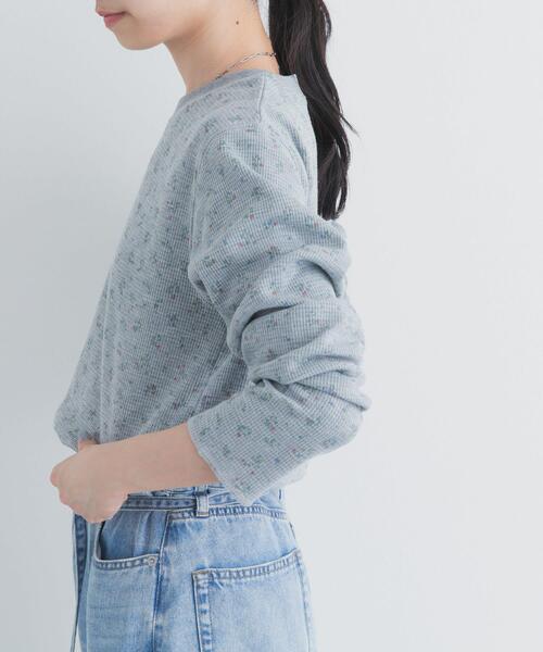 URBAN RESEARCH DOORS（アーバンリサーチドアーズ）の「『スタッフ企画』小花柄サーマルロングTシャツ（Tシャツ/カットソー・レディース・グレー/オフホワイト・FREE）」の2枚目の写真