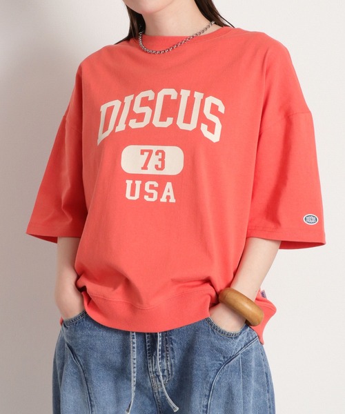 DISCUS ATHLETIC(ディスカス アスレチック)の「【DISCUS ATHLETIC】DISCUSカレッジロゴ / ルーズシルエット ショートスリーブTee(Tシャツ/カットソー・レディース・ブルー/オフホワイト/レッド・M)」の3枚目の写真