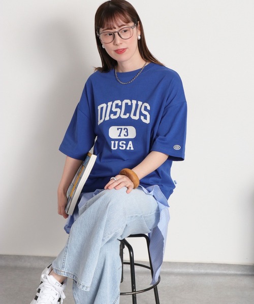 DISCUS ATHLETIC(ディスカス アスレチック)の「【DISCUS ATHLETIC】DISCUSカレッジロゴ / ルーズシルエット ショートスリーブTee(Tシャツ/カットソー・レディース・ブルー/オフホワイト/レッド・M)」の1枚目の写真