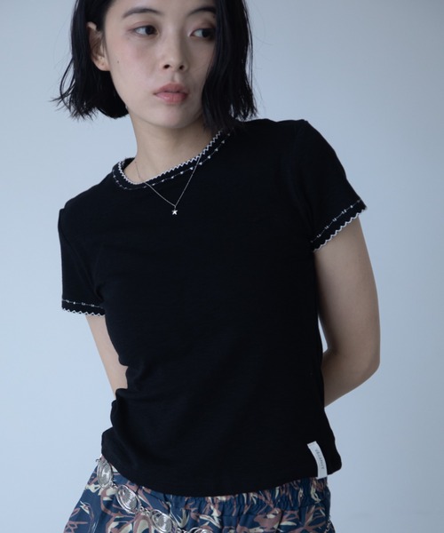 VACANCY(ヴァカンシー)の「ウェーブステッチ配色シンプルTシャツ(Tシャツ/カットソー・レディース・ホワイト/ブラック/グリーン・FREE)」の2枚目の写真