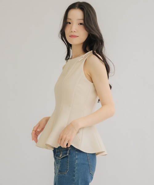 NEUNA（ヌナ）の「【着るだけで"美”シルエット◎】ショルダーリボンペプラムトップス（Tシャツ/カットソー・レディース・ブラック/グレー/アイボリー・FREE）」の22枚目の写真