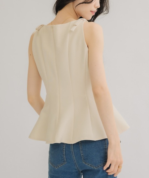 NEUNA（ヌナ）の「【着るだけで"美”シルエット◎】ショルダーリボンペプラムトップス（Tシャツ/カットソー・レディース・ブラック/グレー/アイボリー・FREE）」の17枚目の写真