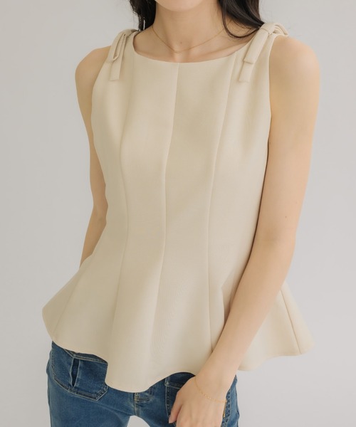 NEUNA（ヌナ）の「【着るだけで"美”シルエット◎】ショルダーリボンペプラムトップス（Tシャツ/カットソー・レディース・ブラック/グレー/アイボリー・FREE）」の18枚目の写真