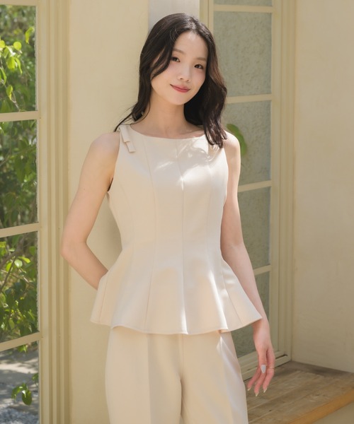 NEUNA（ヌナ）の「【着るだけで"美”シルエット◎】ショルダーリボンペプラムトップス（Tシャツ/カットソー・レディース・ブラック/グレー/アイボリー・FREE）」の16枚目の写真
