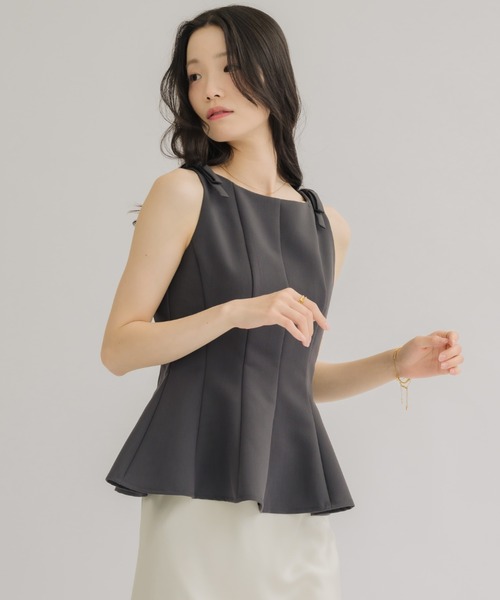 NEUNA（ヌナ）の「【着るだけで"美”シルエット◎】ショルダーリボンペプラムトップス（Tシャツ/カットソー・レディース・ブラック/グレー/アイボリー・FREE）」の11枚目の写真