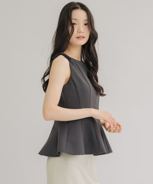 NEUNA（ヌナ）の「【着るだけで"美”シルエット◎】ショルダーリボンペプラムトップス（Tシャツ/カットソー・レディース・ブラック/グレー/アイボリー・FREE）」の13枚目の写真