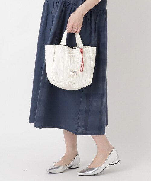 one'sterrace(ワンズテラス)の「JOUET ジョエット チャーム付プリーツミニトート(トートバッグ・レディース・ピンク系9/アイボリー系8/ブラック系8・99)」の9枚目の写真