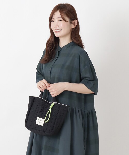 one'sterrace(ワンズテラス)の「JOUET ジョエット チャーム付プリーツミニトート(トートバッグ・レディース・ピンク系9/アイボリー系8/ブラック系8・99)」の7枚目の写真