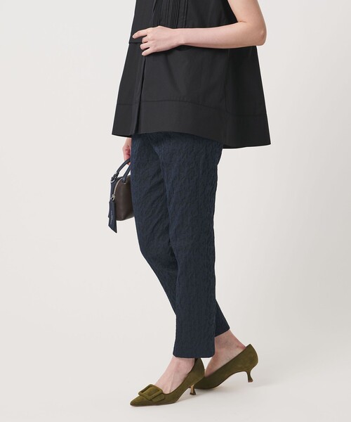 UNITED ARROWS(ユナイテッドアローズ)の「フクレ ジャガード スリムパンツ ‐ストレッチ ウォッシャブル‐(スラックス・レディース・ホワイト/ブラック/ネイビー・38/40/36)」の8枚目の写真
